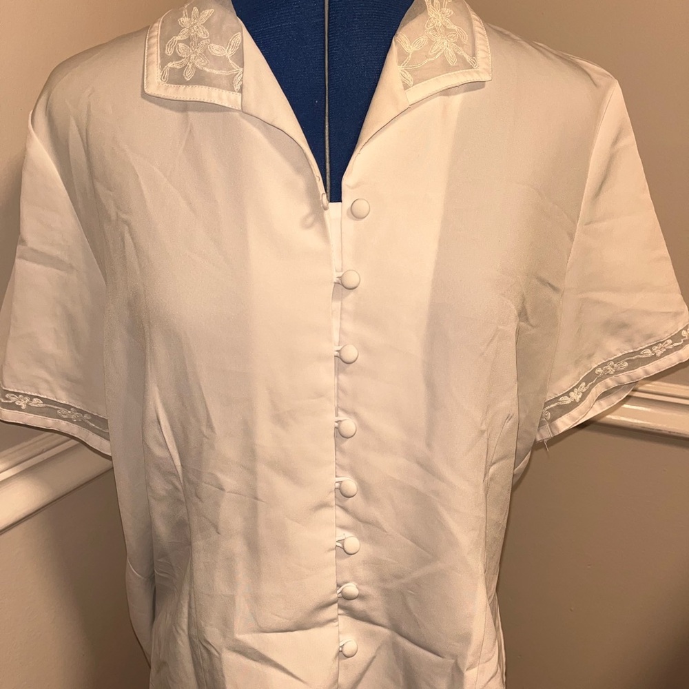 Laura Scott White Embroidered women’s blouse